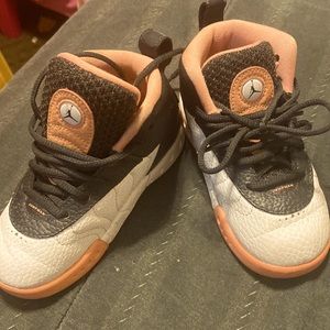 Size 8c TODDLER GIRLS !!! Selling cuz my daughter cant fit anymore 😩